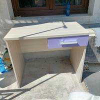 letto singolo, comodino e scrivania 