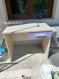 letto singolo, comodino e scrivania 