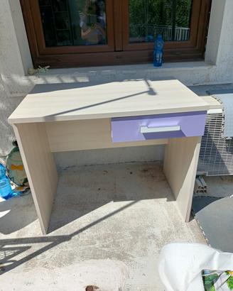 letto singolo, comodino e scrivania 