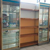 Doppia vetrina con ripiani 