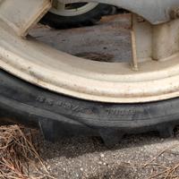 Cerchio e ruota stretta trattore agricolo