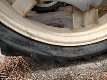 Cerchio e ruota stretta trattore agricolo