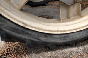 Cerchio e ruota stretta trattore agricolo