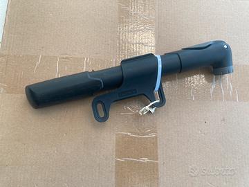 Pompa bicicletta con agganci decathlon btwin