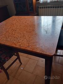 Tavolo con top in marmo