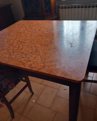 Tavolo con top in marmo