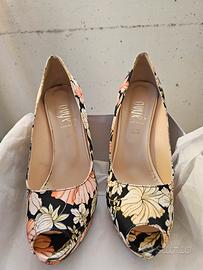 Scarpa in seta floreale