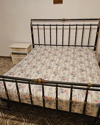 Letto in ferro e comodini