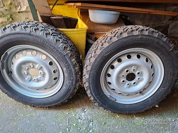 gomme antineve pirelli .