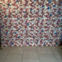 Muro di fiori  e struttura in metallo