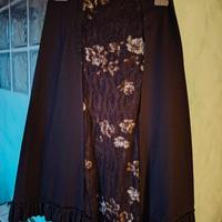 Gonna lunga di lana con disegno floreale in pizzo