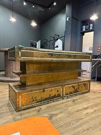 Banco ex gioielliere rivestito in foglie d'oro