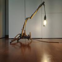 Lampada da tavolo in legno naturale