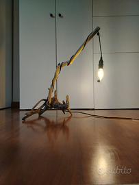 Lampada da tavolo in legno naturale