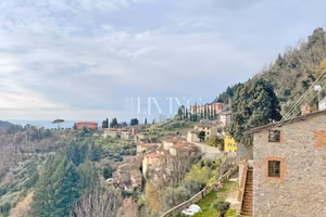 Rustico / Casale di 180 m² con più di 5 locali a C