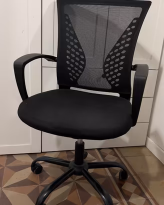 Sedia da ufficio ergonomica nera, rete traspirante