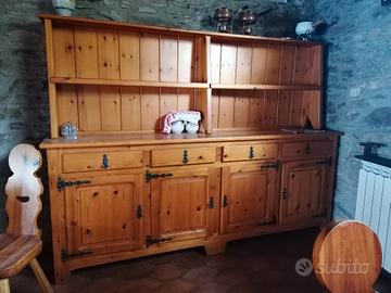 tavoli,  sedie e credenza