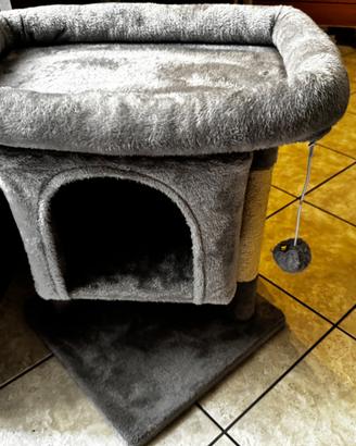 Cuccia gatto con tiragraffi e topino