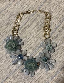 Collana statement con fiori azzurri e catena dorat
