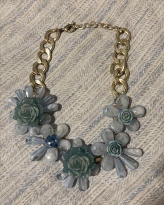 Collana statement con fiori azzurri e catena dorat