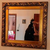 Splendido specchio molato completo di cornice.