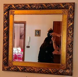 Splendido specchio molato completo di cornice.