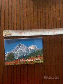 Calamita con un'immagine del Gran Sasso d'Italia