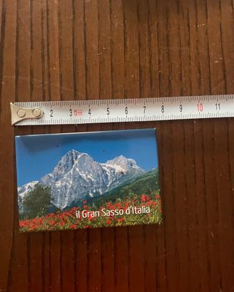 Calamita con un'immagine del Gran Sasso d'Italia