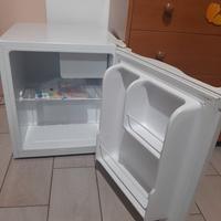 FRIGO PICCOLO CON CONGELATORE