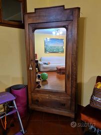 Armadio antico con specchio in legno
