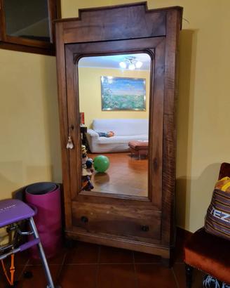 Armadio antico con specchio in legno