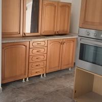 Cucina con frigo e forno