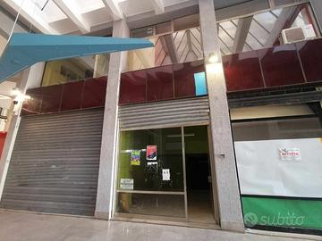 Cz, Galleria Mancuso, locale commerciale