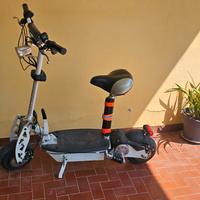 monopattino gigante con sella