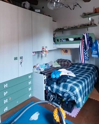 Cameretta con armadio a ponte e letto a castello