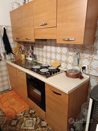 Cucina con elettrodomestici + divano letto
