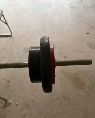 Panca con barra e pesi