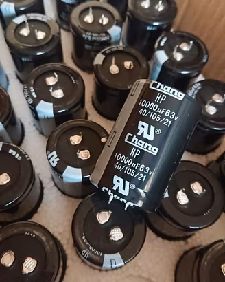 Stock 32 Condensatori 10000uF + millefori