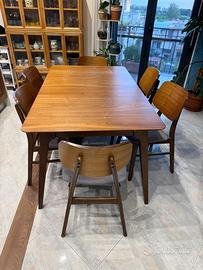 Tavolo e sedie in legno