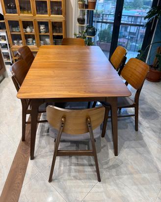 Tavolo e sedie in legno