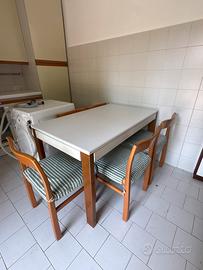 Tavolo in legno + 5 sedie