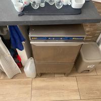 cucina completa per ristorante con tavoli e sedia