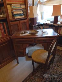 Scrivania in massello in stile classico