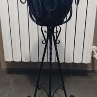 Vaso con piedistallo in ferro battuto