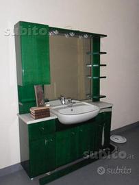 Arredamento bagno completo verde brillante