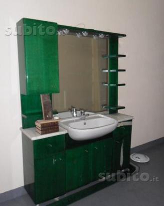 Arredamento bagno completo verde brillante