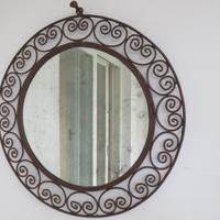 Elegante specchio tondo con cornice in ferro