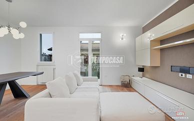 CASA ABBINATA IN ZONA VICOLI CON CORTILE E POSTO A