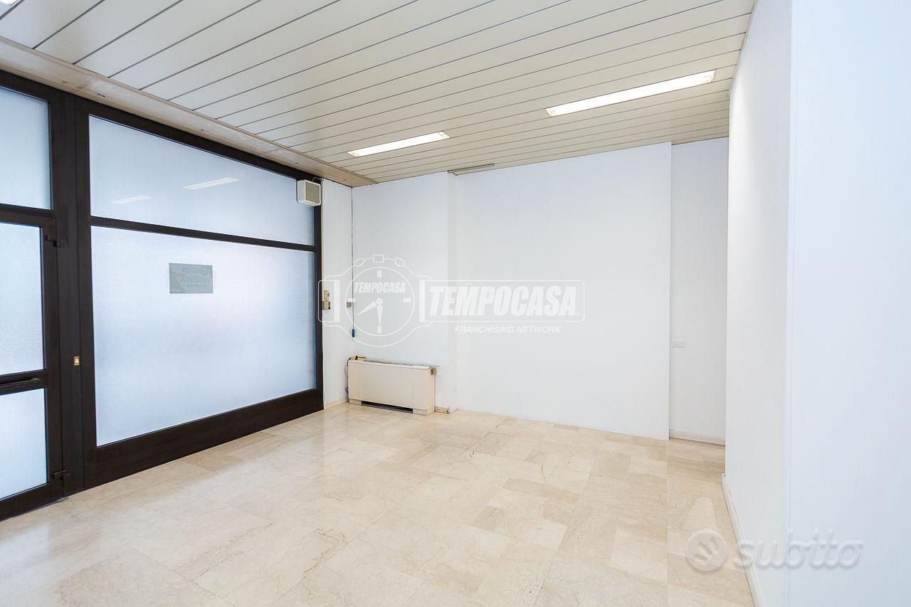 Ampio ufficio ristrutturato con ingresso indipende - Vista 5