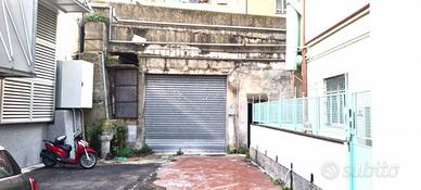 Box / Garage di 356 m² a Genova